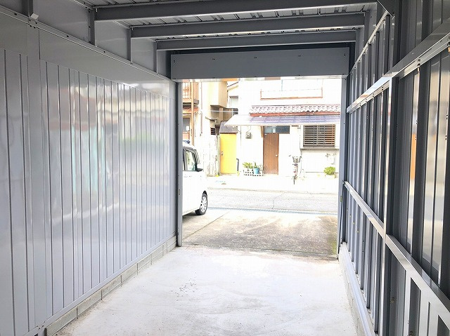 西村シャッター付きガレージ倉庫の内装