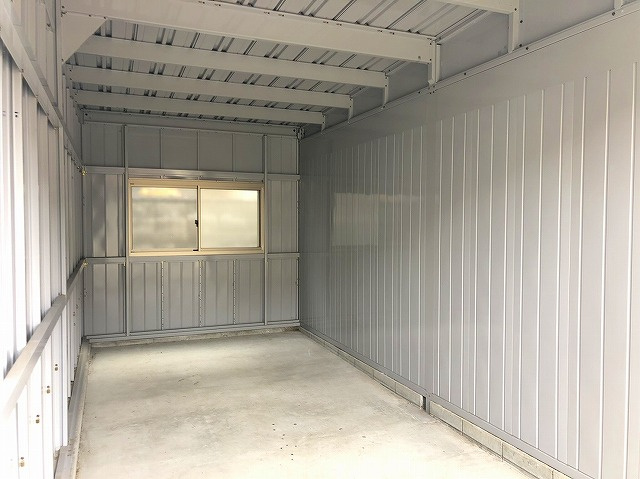 西村シャッター付きガレージ倉庫の内装