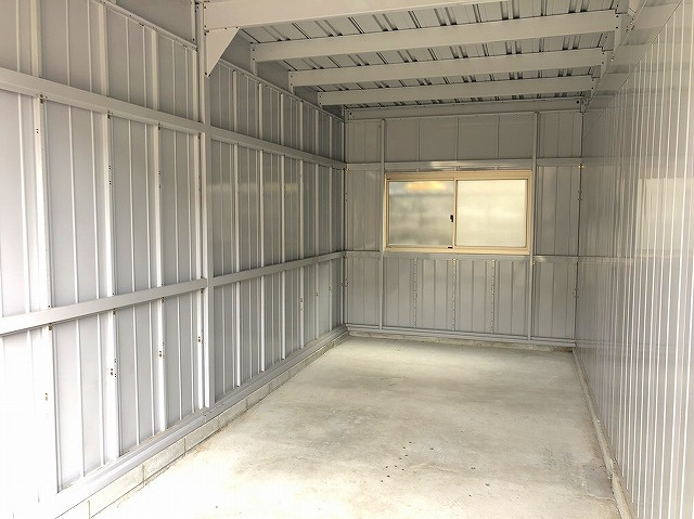 西村シャッター付きガレージ倉庫の内装
