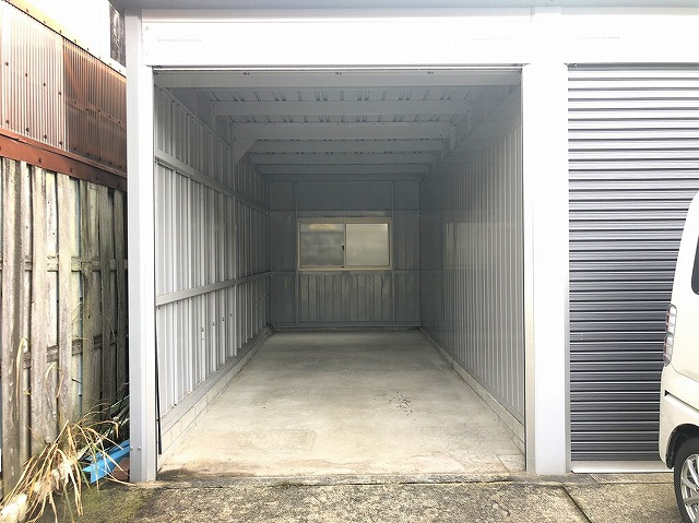 西村シャッター付きガレージ倉庫の内装