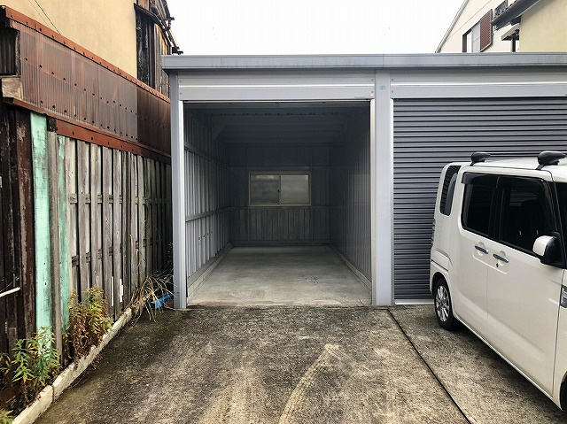 西村シャッター付きガレージ倉庫の内装