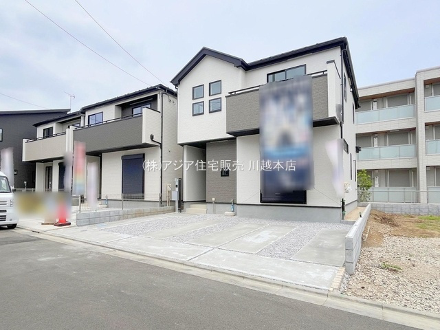 月々1０万円台～　新築戸建　川越市砂8期の前面道路含む現地写真|3号棟前面道路含む外観　前面道路4.2ｍ公道　カースペース並列2台駐車可能！