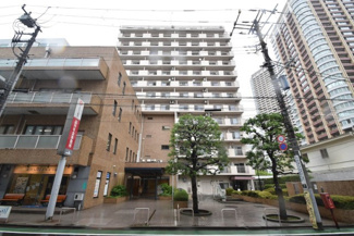 【外観】 | 手入れの行き届いた外壁やエントランスなど、「見ればわかる」レベルで清潔感を保ったマンションです。築年数を感じさせない姿で皆様をお出迎えします。～即日のご見学可能～　お問合せはお気軽にどうぞ。