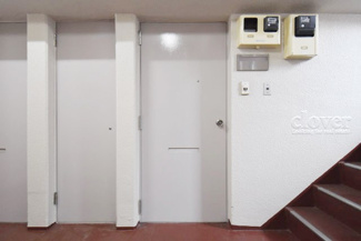 【その他共用部分】 | 皆様をお迎えする、お部屋の玄関ドア。開けやすさや開放角度、ドアノブの操作しやすさや鍵の形状などを、現地で一度ご確認ください。～即日のご見学可能～　お問合せはお気軽にどうぞ。