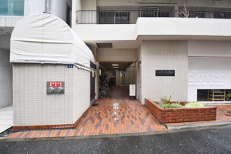 【エントランス】 | お客様を、そして住人を出迎えてくれるマンションのエントランス。ゴミが落ちていないことからも、管理状態の良さや住民の節度の高さが見て取れます。～即日のご見学可能～　お問合せはお気軽にどうぞ。