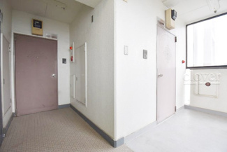 【その他共用部分】 | 当該フロアの共用廊下です。ここもきれいに清掃されています。周囲のお部屋の様子も、ぜひ伺ってみてください。～即日のご見学可能～　お問合せはお気軽にどうぞ。