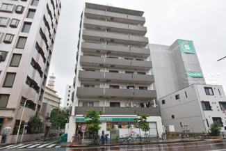 【外観】 | 手入れの行き届いた外壁やエントランスなど、「見ればわかる」レベルで清潔感を保ったマンションです。築年数を感じさせない姿で皆様をお出迎えします。～即日のご見学可能～　お問合せはお気軽にどうぞ。