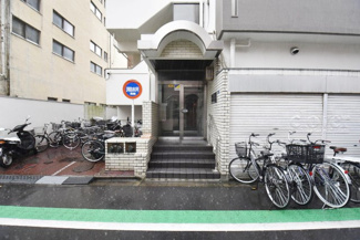 【エントランス】 | お客様を、そして住人を出迎えてくれるマンションのエントランス。ゴミが落ちていないことからも、管理状態の良さや住民の節度の高さが見て取れます。～即日のご見学可能～　お問合せはお気軽にどうぞ。