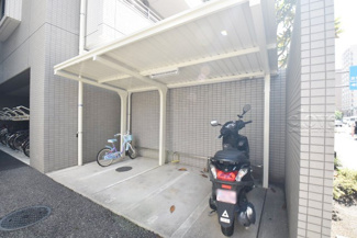 【駐車場】 | バイク置き場。空き区画の有無や駐輪料金、サイズおよび排気量規定などについては、改めてお問い合わせください。～即日のご見学可能～　お問合せはお気軽にどうぞ。