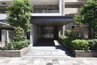 【エントランス】 | オートロックを備えた、マンションのエントランス。やはりセキュリティの観点は欠かすことができません。皆様を“安全”に送り出し、出迎えてくれます。～即日のご見学可能～　お問合せはお気軽にどうぞ。