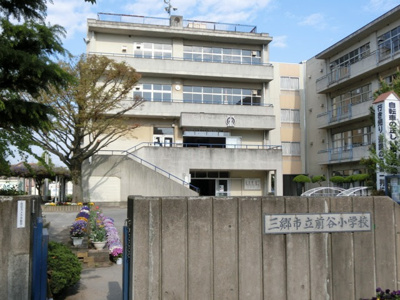 【周辺】 | 三郷市戸ケ崎2丁目新築戸建【前谷小学校：4分】 | 前谷小学校まで320ｍ