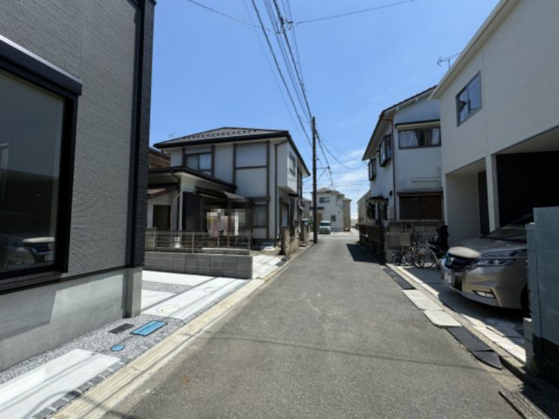 三郷市戸ケ崎2丁目新築戸建【前谷小学校：4分】の前面道路含む現地写真|南側前面道路
