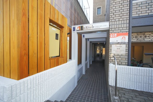 ユニエトワール今出川のエントランス