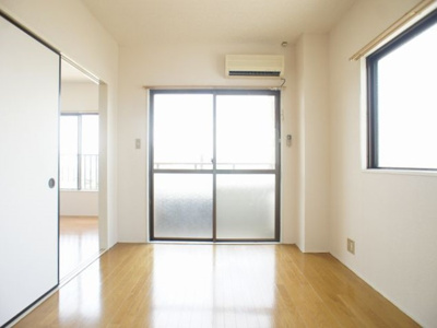 【居間・リビング】 | INAビル | 快適に過ごせるエアコンが付いています♪