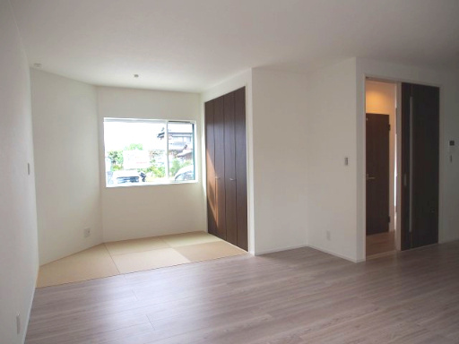 【居間・リビング】 | ルルーディア益野町④1号棟 | 築1年経っているので新築ではないですが、未入居のデザイン性の高い戸建です。