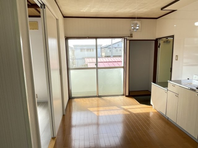 田中アパートの寝室|広くて明るい寝室