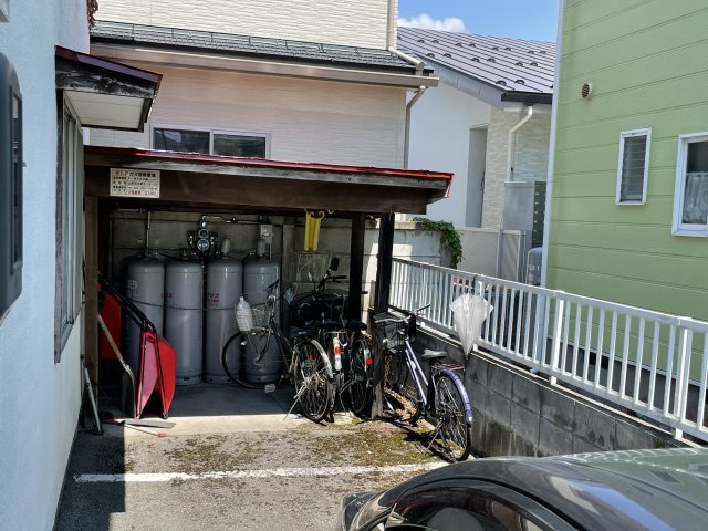 山形市城西町４丁目のアパートの駐車場