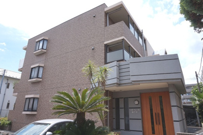 鉄筋コンクリート三階建てマンションです