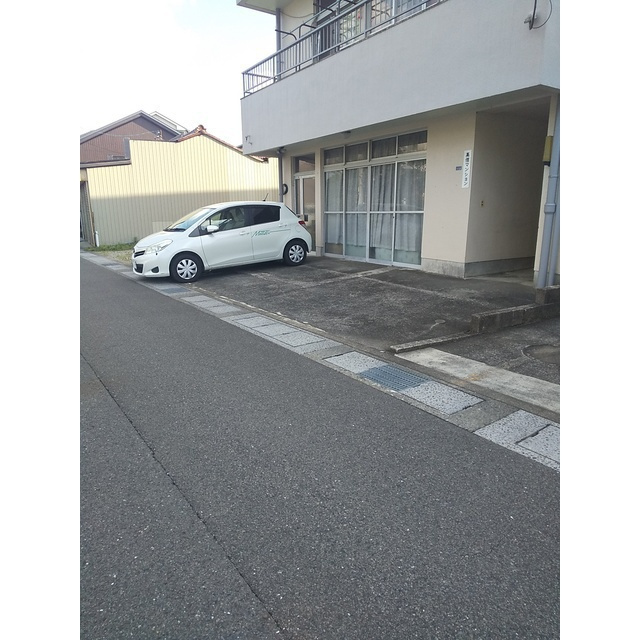 高信マンションの駐車場