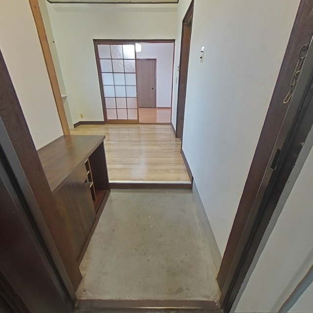 高信マンションの玄関