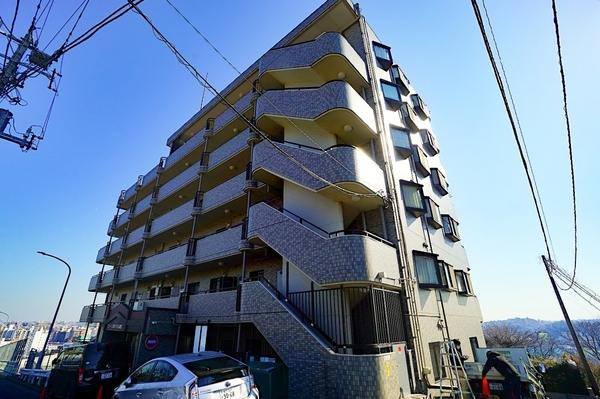 横浜市南区南太田１丁目の中古マンションの外観|高台に佇む堂々とした外観が目を引きます。
住環境は良好です！

