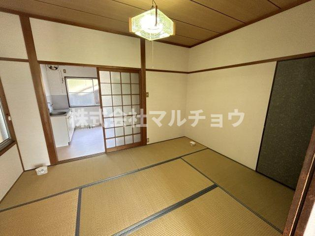 川口ハイツの和室|ちょっとした収納スペースも充実しています