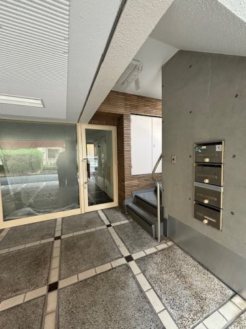 網野ビルの玄関