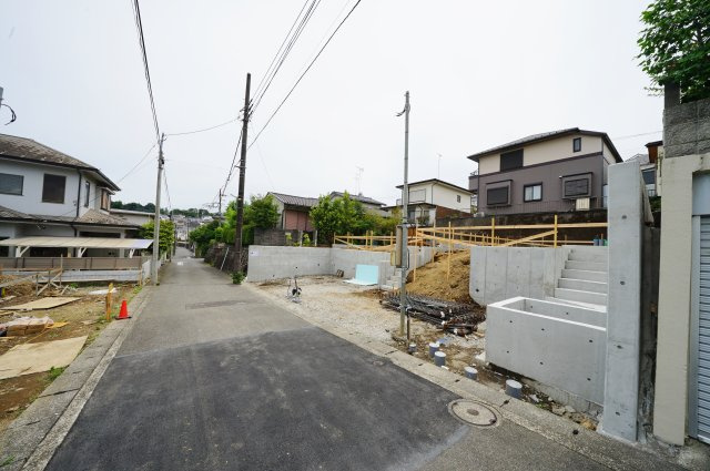 【横浜市旭区万騎が原140-12全２棟新築戸建て１号棟】★仲介手数料無料★（万騎が原小学校・万騎が原中学校）の前面道路含む現地写真