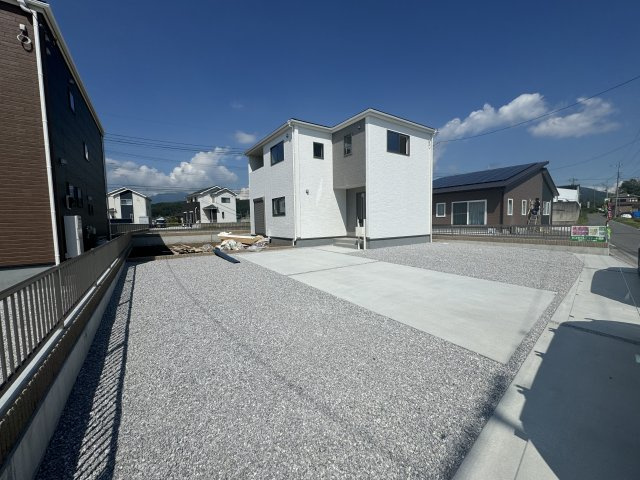 新築　渋川市中郷第2　Livele Garden.S　1号棟の駐車場|現地写真　駐車スペースは並列2台分可能です！					
