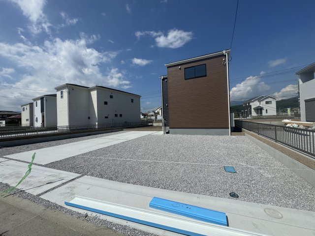 新築　渋川市中郷第2　Livele Garden.S　2号棟の駐車場|現地写真　駐車スペースは並列2台分可能です！					
