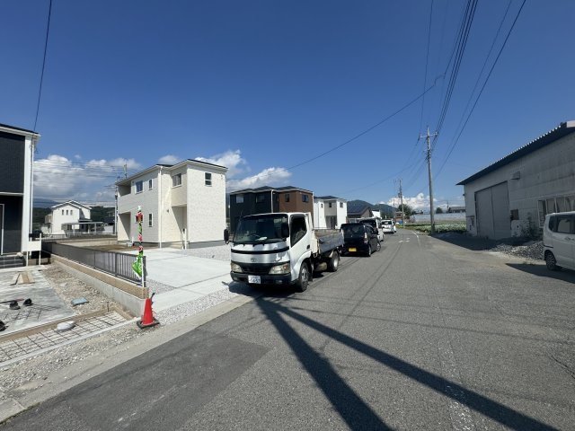 新築　渋川市中郷第2　Livele Garden.S　3号棟の前面道路含む現地写真|現地写真　東側接道幅員約4.5ｍ	