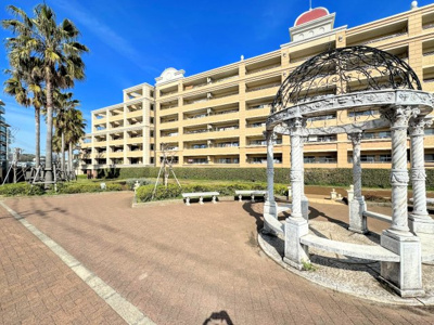 【外観】 | レイディアントシティ戸塚 | ◆ホテルライクな雰囲気が魅力のマンション。周辺にはお買い物施設も多数あり坂の少ない住環境です。マンション敷地内にはマンション内の人々とコミュニケーションの取れるスペースもございます。