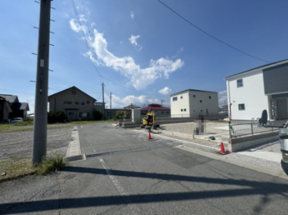 新築　渋川市中郷第2　Livele Garden.S　4号棟の前面道路含む現地写真|現地写真　東側接道幅員約4.5ｍ	