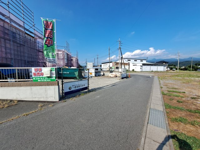 新築　渋川市中郷第2　Livele Garden.S　5号棟の前面道路含む現地写真|現地写真　東側接道幅員約4.5ｍ　南側接道幅員約3.4		