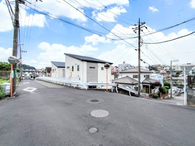 【前面道路含む現地写真】 | ◆座間市入谷東二丁目新築2号棟◆ | ◆前面道路も幅員があり車の運転も安心！前面道路は閑静な住宅地。車通りの少ない道路です。お子様にも安心です。