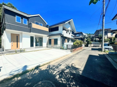 【前面道路含む現地写真】 | ◆◇下倉田町　新築戸建て◇◆ | ◆堂々たる趣ながら、主張し過ぎずどこか余裕を感じさせるシャープなフォルムで佇む邸宅は、晴天の空と照らし合わせる事で、本来あるべき完成形の姿を見せてくれます。