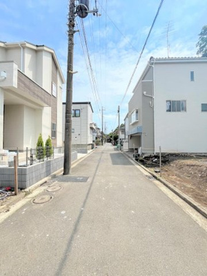 【前面道路含む現地写真】 | ◆◇阿久和西3丁目　新築戸建て◇◆ | ◆その邸が魅せる、気品・上質・重厚感・極細やかさ、そのすべては訪れた者に安らぎと品性を与える特別な空間です。ここに住むからこそ意味がある。すべての（始まり）をここから迎えます。