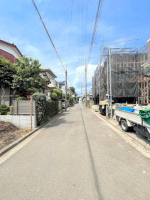 【前面道路含む現地写真】 | ◆◇阿久和西3丁目　新築戸建て◇◆ | ◆前面道路も幅員があり車の運転も安心！前面道路は閑静な住宅地。車通りの少ない道路です。お子様にも安心です。