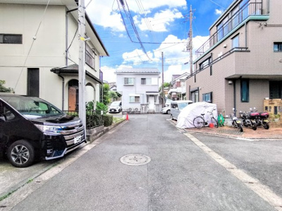 【前面道路含む現地写真】 | ◆◇戸塚町　新築戸建て　1棟◇◆ | ◆一家だんらんのスペースとなるＬＤＫ。窓から明るい光が差し込み、思わず家族の会話も弾む快適な空間。