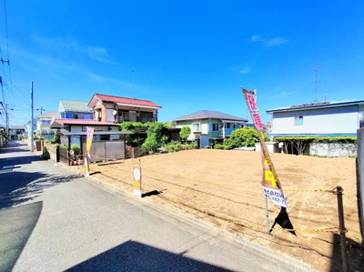【前面道路含む現地写真】 | ◆◇白百合　新築戸建て　全2棟◇◆  | ◆家族で食卓を囲むダイニングスペースと、ソファでゆったりくつろぐリビングスペースがしっかり区切られているので家具の配置や用途を使いわけしやすいです。