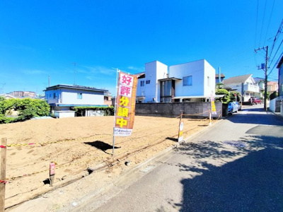 【前面道路含む現地写真】 | ◆◇白百合　新築戸建て　全2棟◇◆  | ◆一家だんらんのスペースとなるＬＤＫ。窓から明るい光が差し込み、思わず家族の会話も弾む快適な空間。
