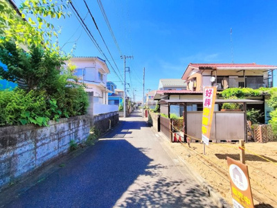 【前面道路含む現地写真】 | ◆◇白百合　新築戸建て　全2棟◇◆  | ◆デザイン性と機能性を兼ね備えたキッチンです。リビングスペースとの一体感が生まれ、広々空間を演出してくれます。