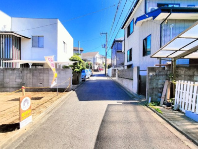 【前面道路含む現地写真】 | ◆◇白百合　新築戸建て　全2棟◇◆  | ◆柔らかい陽光が差し込む明るいお部屋を演出する設計。彩光の取れる窓が気持ちの良いお部屋を創り上げます。
