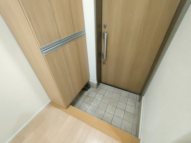 フロンティアコートの玄関