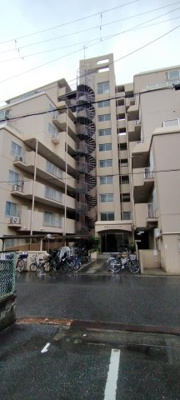 【外観】 | 新深江ビューハイツ | 千日前線「新深江」駅徒歩3分。駅周辺にはセブンイレブン・ファミリーマートや、スーパーが揃い生活至便な住環境です。室内は令和3年に間取り変更や設備一新などのリフォームがされており、大変綺麗です！