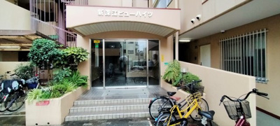 【玄関】 | 新深江ビューハイツ | エントランスです。植栽の緑が生き生きと出迎えてくれます。