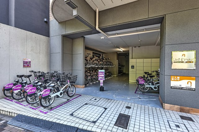 学生会館　UniE’meal京都今出川Ⅰのエントランス|シェアサイクル、宅配BOX、シェア家電