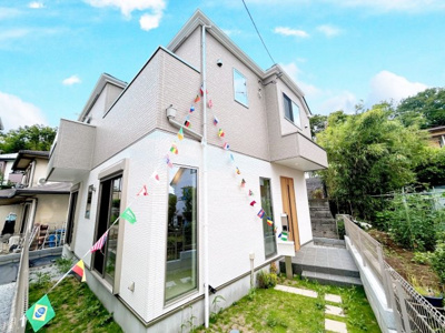 【外観】 | ◆川崎市麻生区向原新築住宅◆ | ◆堂々たる趣ながら、主張し過ぎずどこか余裕を感じさせるシャープなフォルムで佇む邸宅は、晴天の空と照らし合わせる事で、本来あるべき完成形の姿を見せてくれます。