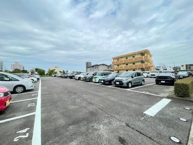 INOビルの駐車場