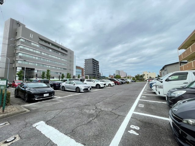 INOビルの駐車場